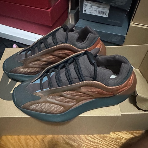Yeezy 700 - Picture 4 of 4